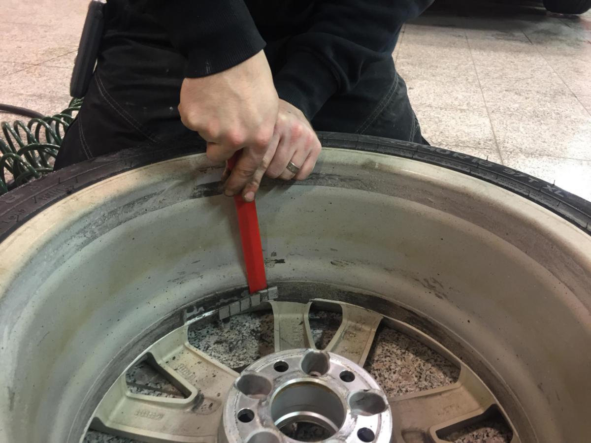 Däckkniv PELA - DÄCKKNIV PELA I PLAST 280MM