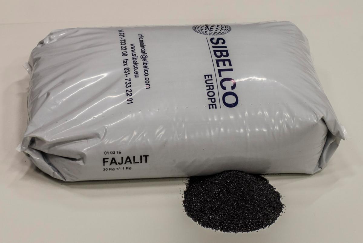 Blästermedel Fajalit - BLÄSTERMEDEL FAJALIT 0.2-1.4MM JÄRNSILIKAT PLASTSÄCK 25KG