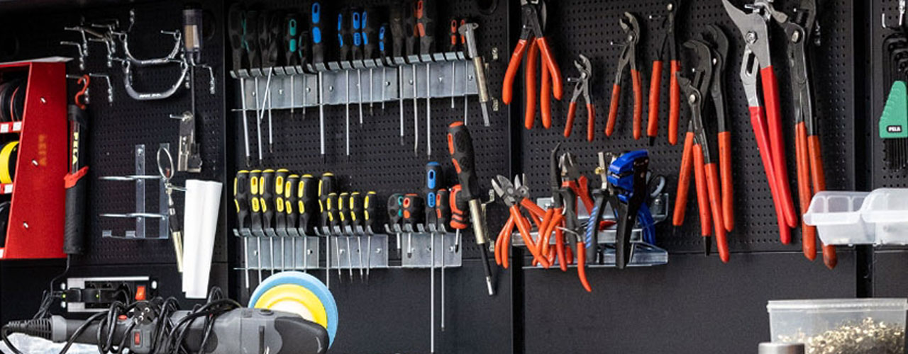 Garageinredning verktygstavla med tillbehör