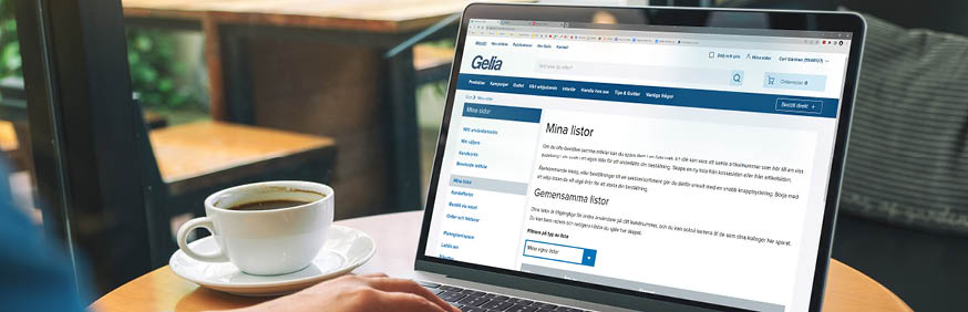 Kaffekopp och en laptop