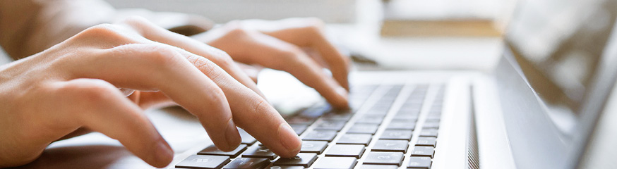 Händer som skriver på en laptop